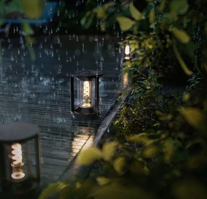 Motion lifetsyle rendering for portable lamps in rainy weather