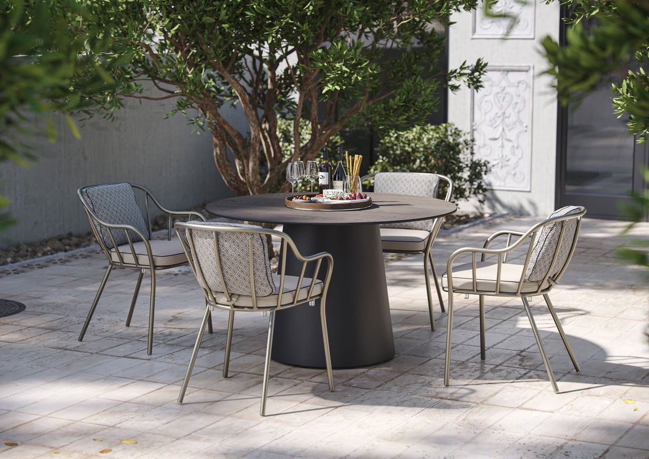 3D furniture visualization of an outdoor dining set with chairs and table, showcasing realistic rendering and high-quality 3D modeling.